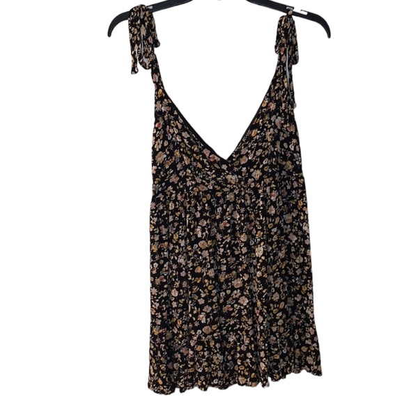 Ivy & Main Dresses & Skirts - Ivy & Main Black Floral Spaghetti Strap Shirt Size Medium